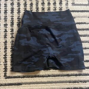 Bombshell Sportswear fit camo shorts in blue camo size MEDIUM